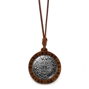 Collier calendrier aztèque rétro avec pendentif rond en bois sur cordon tressé marron