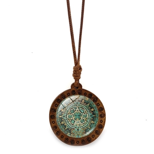 Collier avec pendentif Calendrier Aztèque en bois, cordon marron et cabochon en verre