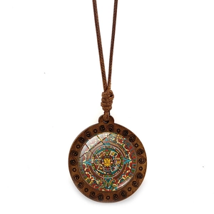 Vue détaillée du collier pendentif en bois calendrier aztèque avec incrustation verre