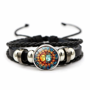 Detailansicht mehrlagiges Lederarmband mit Sonne-Mond-Glascabochon und Vintage-Perlen