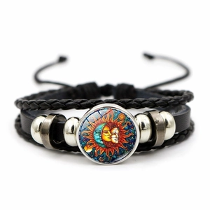 Detail eines mehrlagigen Lederarmbands mit Sonne und Mond Glasstein und verstellbarer Kordel
