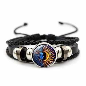 Makro-Detail von Sonnen- und Mond-Glasstein auf dem Vintage-Mehrschicht-Lederarmband