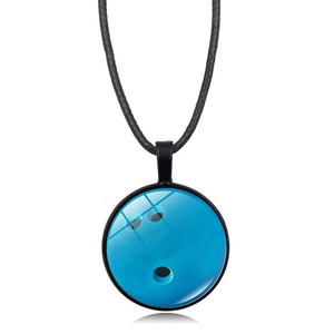 Détail du pendentif de boule de bowling avec cabochon en verre sur cordon noir