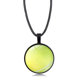Détail d'un collier pendentif rond avec motif de balle de tennis jaune et cordon noir
