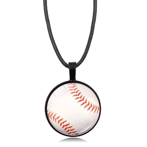 Collier pendentif baseball classique avec texture réaliste et cordon en cuir noir élégant