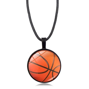 Gros plan détaillé d'un pendentif rond en verre avec un motif de basketball réaliste