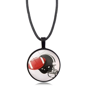 Détail macro du pendentif football avec cordon en cire tressée noire et fermoir