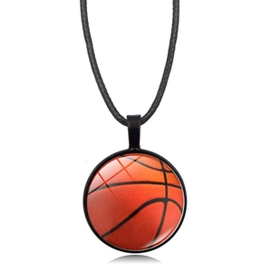 Détail du pendentif basket rond avec verre convexe et cordon en cuir ciré noir