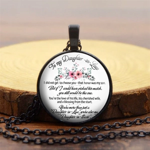 Collier avec pendentif rond en verre To My Daughter-in-Law et motifs floraux sur bois