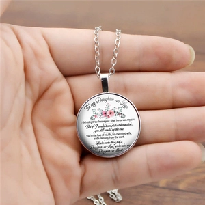 Gros plan du collier avec pendentif en verre avec texte sentimental et art floral