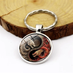 Porte-clés dragon Yin Yang avec pierre de temps et anneau métallique sur fond bois