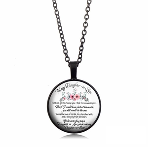 Détail du collier To My Daughter-in-Law avec motif floral et chaîne à maillons noirs