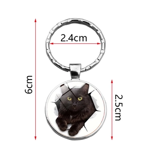 Porte-clés argenté avec cabochon chat noir et dimensions détaillées indiquées