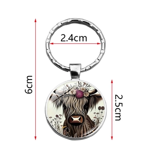 Porte-clés vache des Highlands avec cabochon en verre et fleurs mauves sur fond blanc