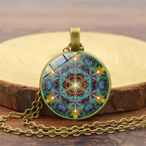 Détail du collier pendentif mandala en dôme de verre bronze aux motifs géométriques colorés