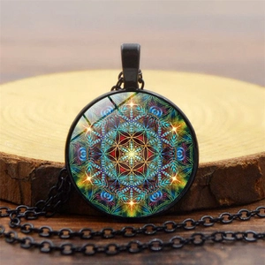 Collier pendentif mandala en verre vintage avec chaîne noire sur fond de bois