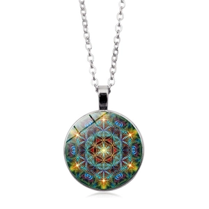 Collier avec pendentif dôme en verre mandala géométrie sacrée et chaîne argentée sur blanc