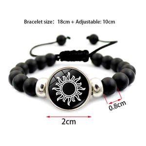 Détail des perles noires mates et du pendentif soleil de 2cm sur bracelet ajustable