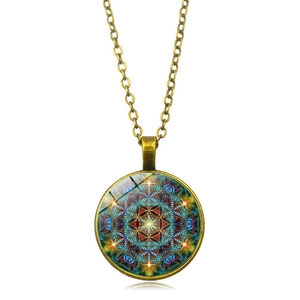Collier avec pendentif cabochon en verre mandala bronze vintage sur fond blanc