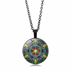 Collier avec pendentif mandala en verre et chaîne à maillons noirs pour femmes
