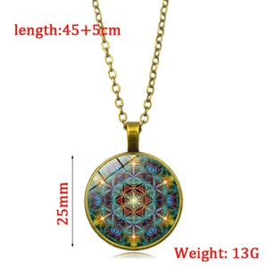 Gros plan du collier vintage en bronze avec pendentif mandala et dimensions détaillées