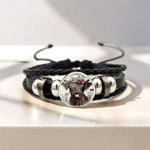 Vue détaillée du bracelet en cuir tressé multicouche avec breloque vache Highland