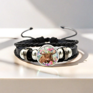 Détail macro du bracelet en cuir tressé avec cabochon en verre vache des Highlands