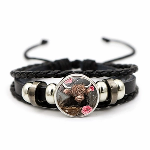 Bracelet multicouche en cuir Highland Cow avec breloque en verre sur fond blanc