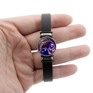 Bracciale in pelle nera segno Toro con ciondolo galassia viola in vetro e chiusura argentata