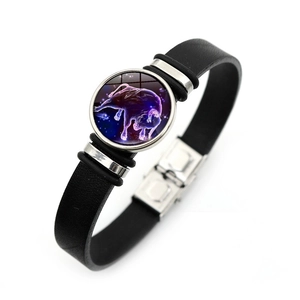 Dettaglio del bracciale zodiaco Toro in pelle nera con ciondolo in vetro tema galassia