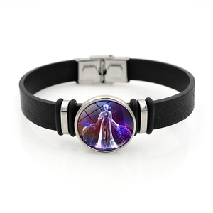 Dettaglio del bracciale zodiaco Vergine in pelle nera con inserto in vetro stellato