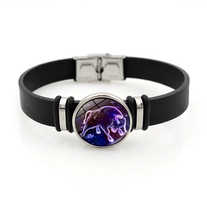 Dettaglio del bracciale in pelle nera dello zodiaco con ciondolo in vetro del Toro