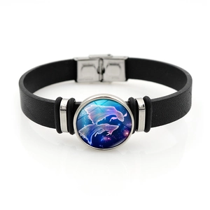 Dettaglio del bracciale in pelle nera con cabochon in vetro del segno dei Pesci