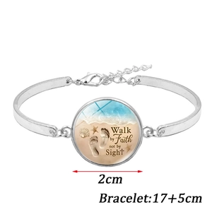Bracciale argentato con ciondolo impronta sulla spiaggia Walk By Faith e catenina