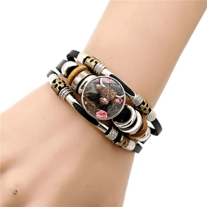 Bracciale multistrato in pelle Mucca delle Highlands con ciondolo a fiori e perle