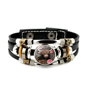 Bracciale multistrato in pelle fatto a mano con ciondolo mucca scozzese e chiusura a scatto