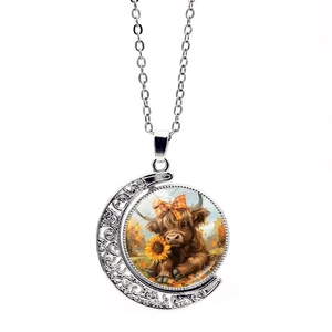 Detailaufnahme des rotierenden Hochlandrinder-Anhängers mit Roségold-Mond-Design