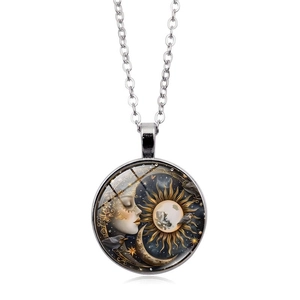 Detail der künstlerischen Sonne und Mond Glasstein Halskette mit silberner Gliederkette