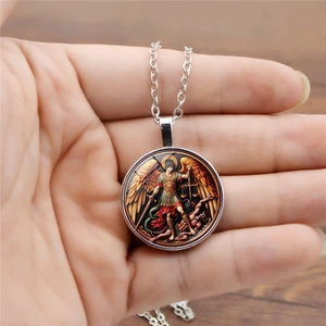 Détail du pendentif rond de l'archange Michel avec chaîne argentée et motif religieux vintage