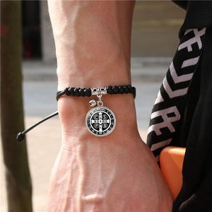 Bracciale artigianale in corda nera con medaglia di San Benedetto per uomo e donna