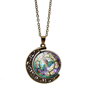 Collier avec pendentif lune en bronze vintage et motif colibri en verre coloré