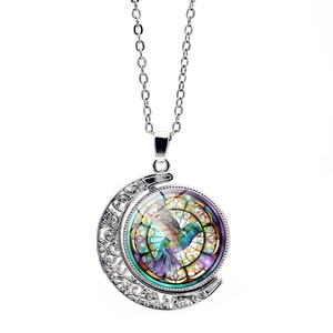 Collier Vintage Bohème Avec Pendentif Lune Ajouré Avec Cabochon En Verre Motif Colibri Rotatif Bijoux En Alliage Pour Femmes Cadeau De Fête
