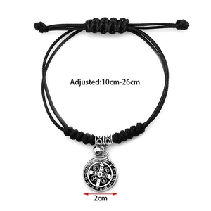 Dettaglio della medaglia di San Benedetto su bracciale in corda nera con misure fornite