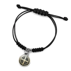 Bracciale medaglia San Benedetto con corda nera regolabile e pendente dorato