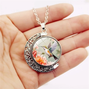 Collier avec pendentif lune tournante et cabochon verre motif colibri et fleur en argent