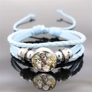 Vista dettagliata del bracciale in pelle multistrato con ciondolo in vetro con motivo gatto