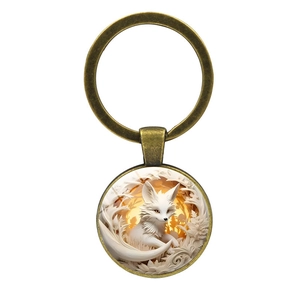 Portachiavi in bronzo vintage con ciondolo artistico di volpe bianca su sfondo bianco