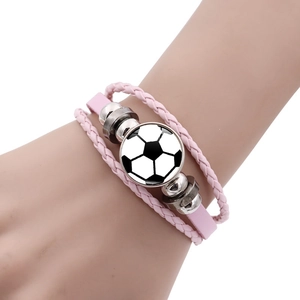 Bracelet multi-rangs en cuir rose avec motif de football et cabochon en verre