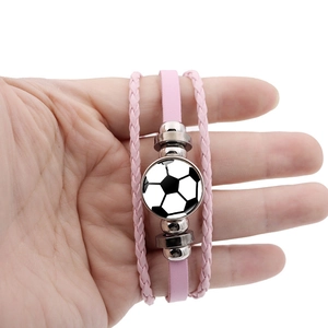 Vue détaillée du bracelet de football en cuir tressé rose avec bouton pression et perles