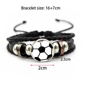Détail du bracelet de football en cuir avec cordons tissés et pendentif de soccer